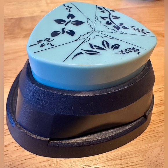 Fiskars 3-in-1 Embossed Scalloped Edge  Corner Paper Punch - Picture 3 of 9